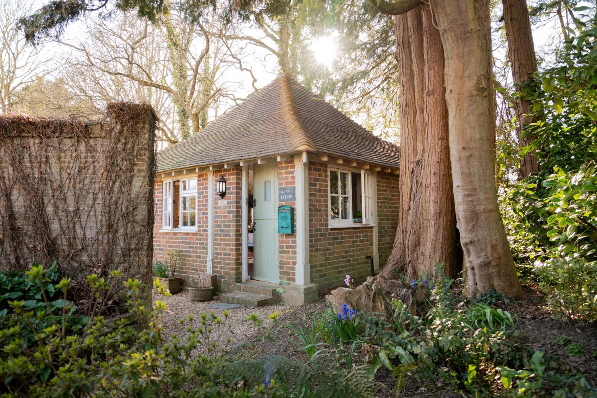 Old Mill Lodge By Huluki Sussex Stays Hurstpierpoint Bagian luar foto