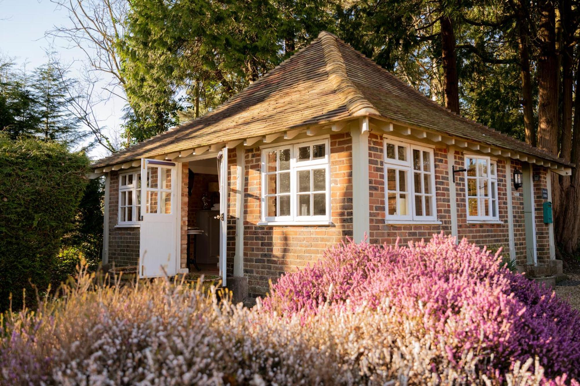 Old Mill Lodge By Huluki Sussex Stays Hurstpierpoint Bagian luar foto