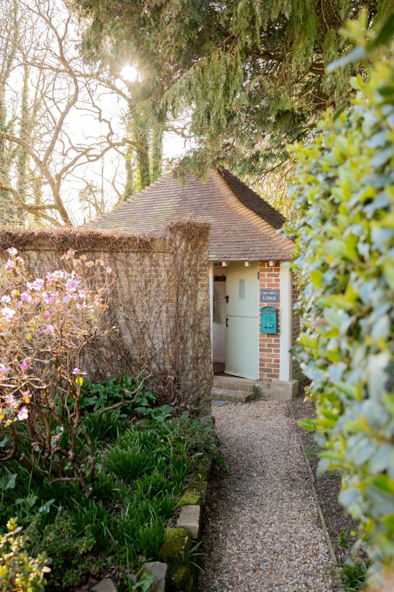 Old Mill Lodge By Huluki Sussex Stays Hurstpierpoint Bagian luar foto