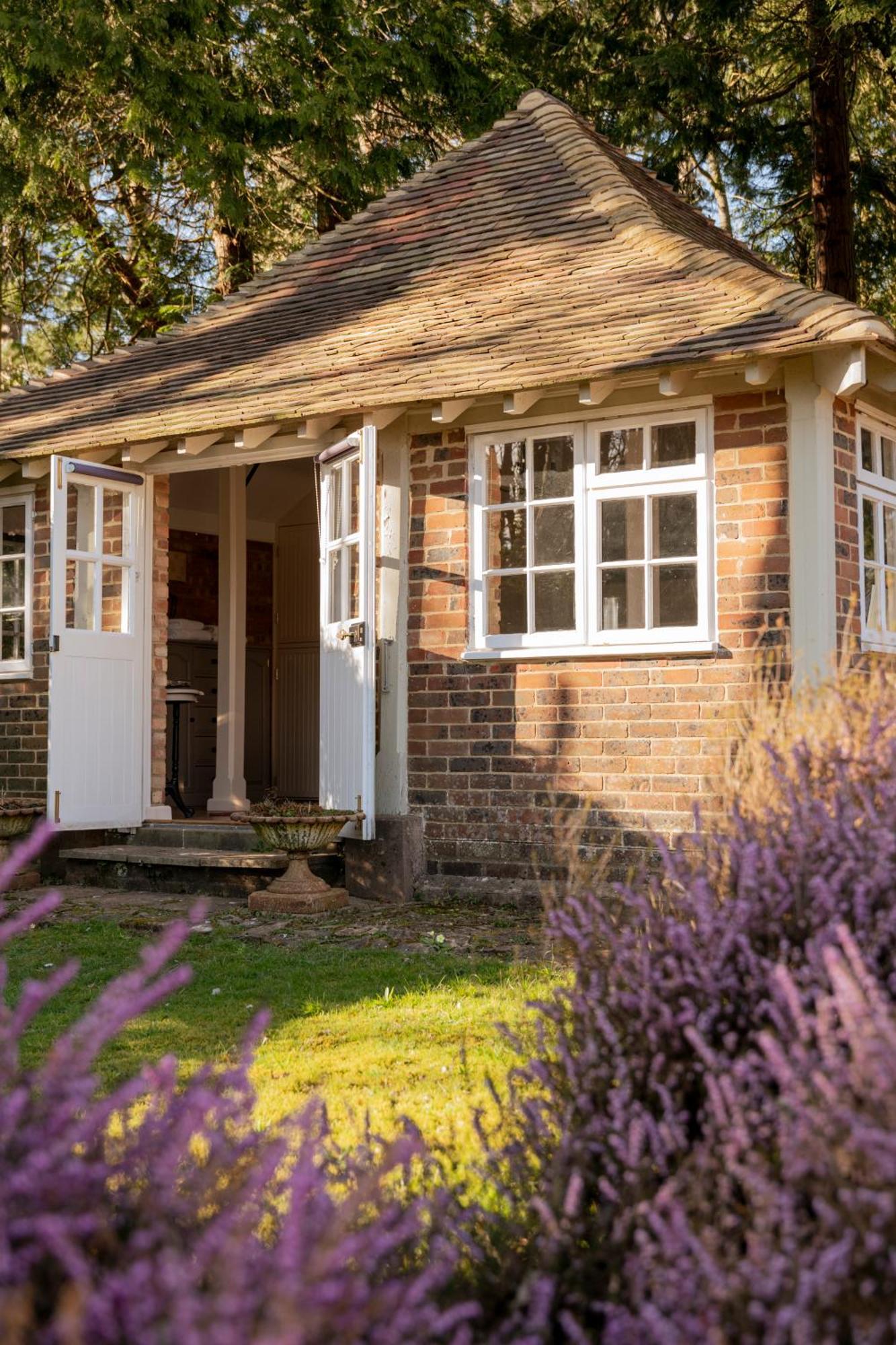 Old Mill Lodge By Huluki Sussex Stays Hurstpierpoint Bagian luar foto