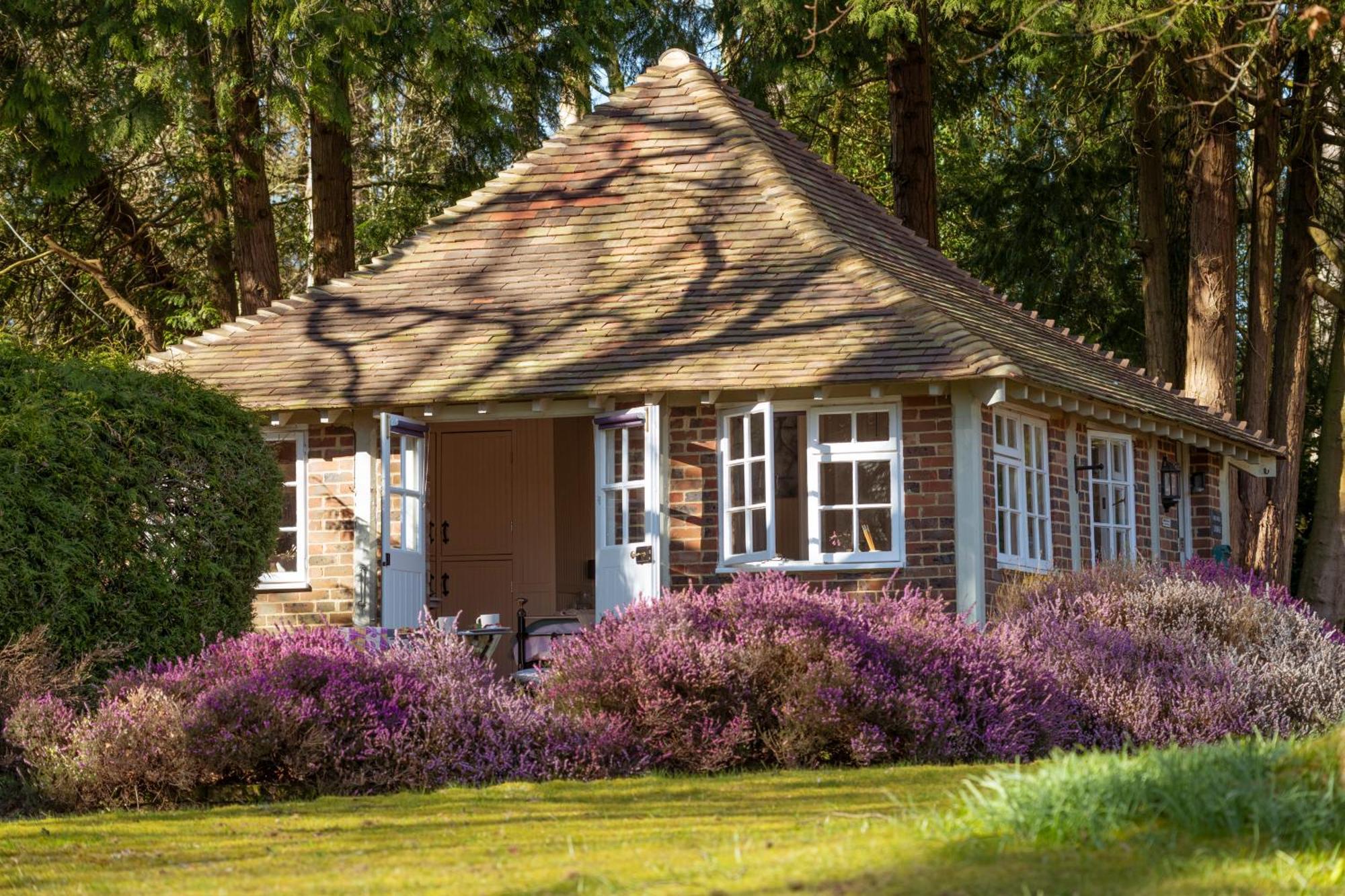 Old Mill Lodge By Huluki Sussex Stays Hurstpierpoint Bagian luar foto