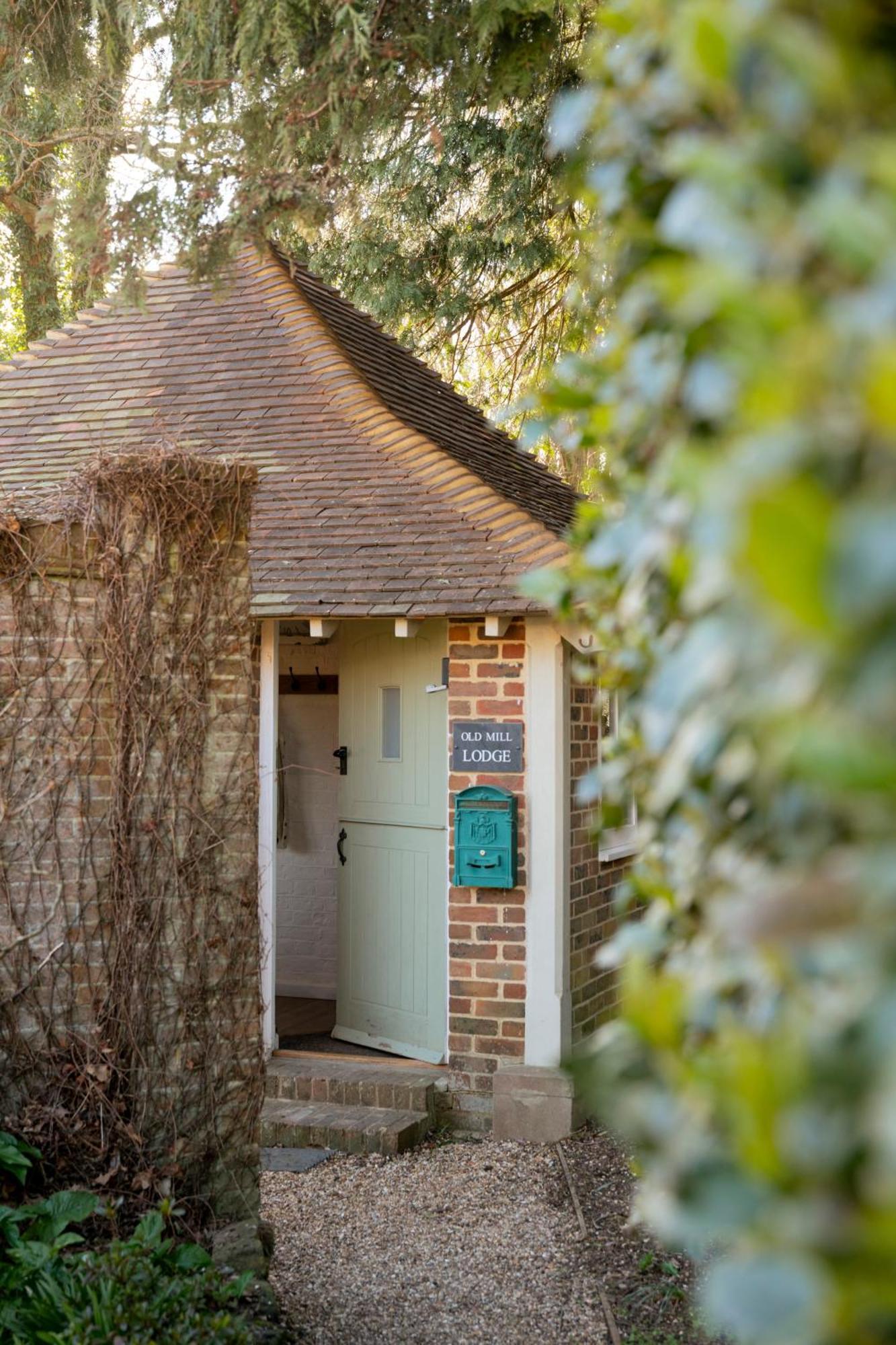 Old Mill Lodge By Huluki Sussex Stays Hurstpierpoint Bagian luar foto