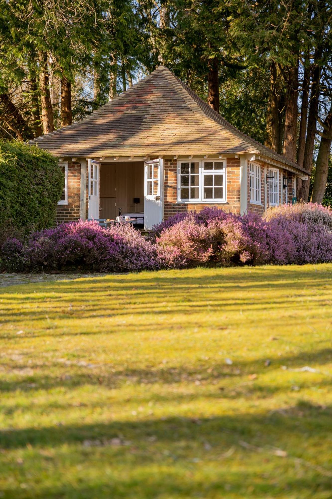 Old Mill Lodge By Huluki Sussex Stays Hurstpierpoint Bagian luar foto
