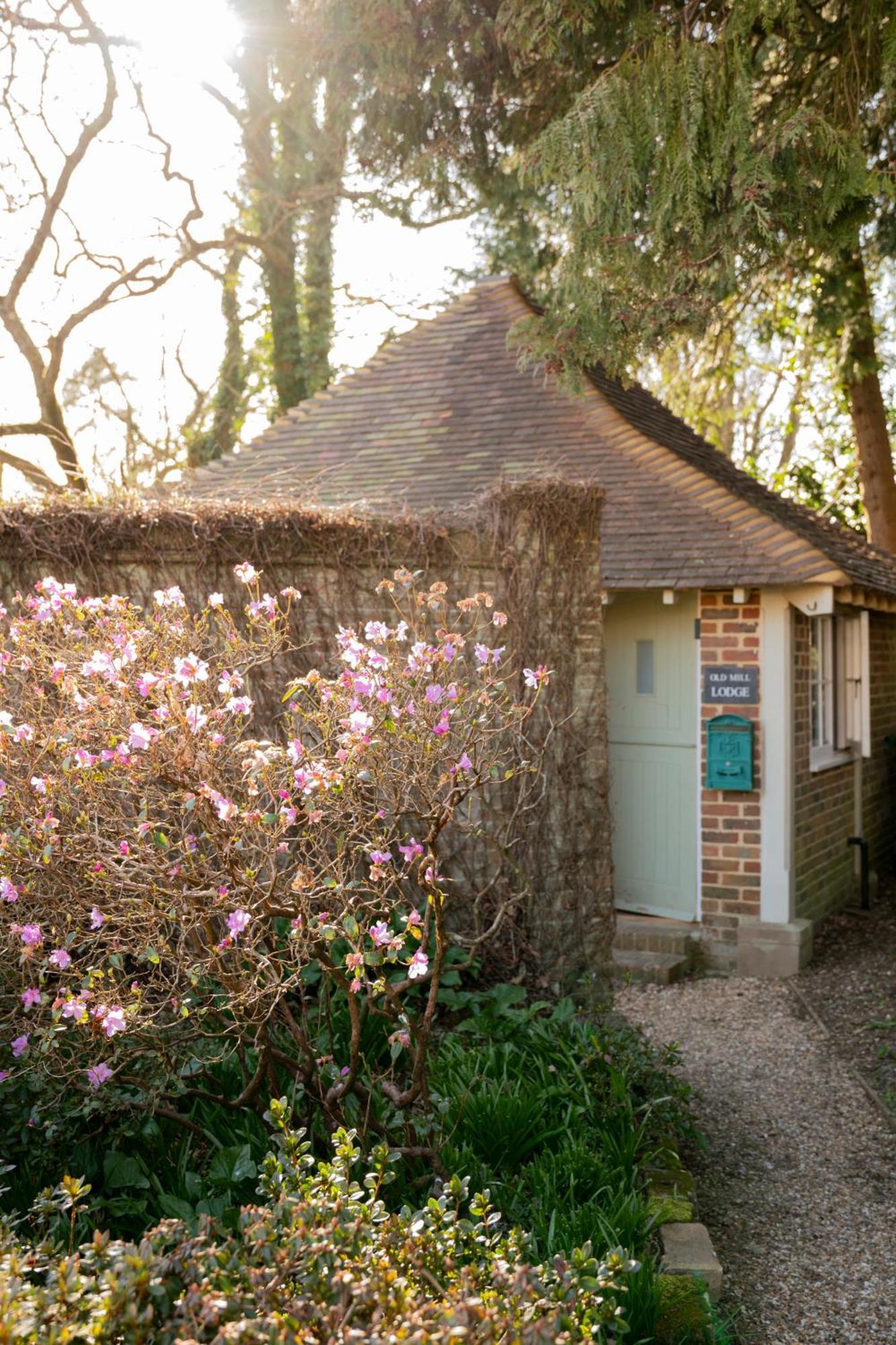 Old Mill Lodge By Huluki Sussex Stays Hurstpierpoint Bagian luar foto