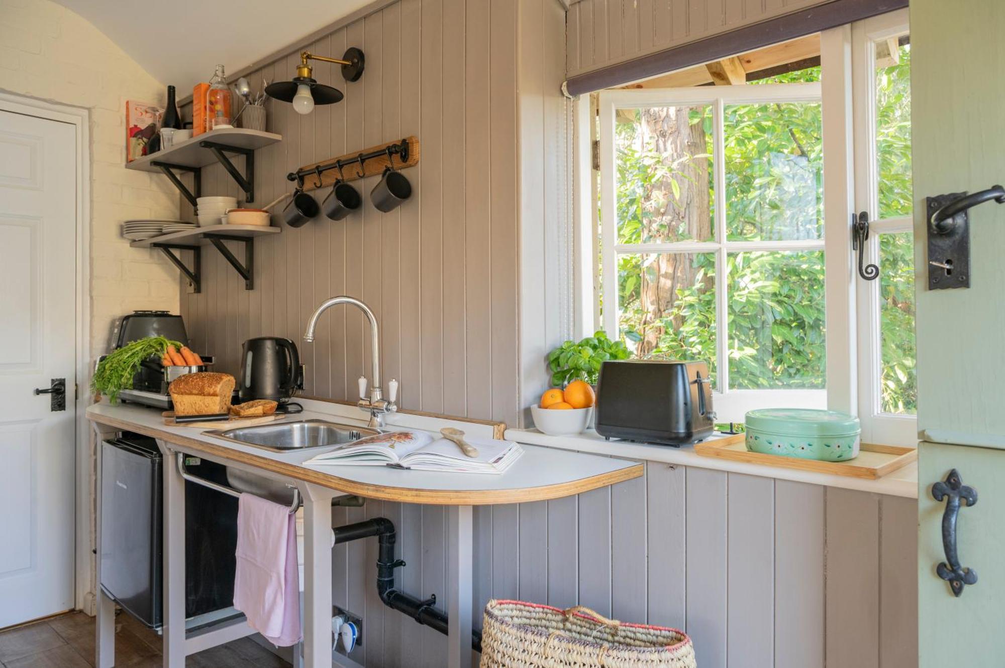 Old Mill Lodge By Huluki Sussex Stays Hurstpierpoint Bagian luar foto