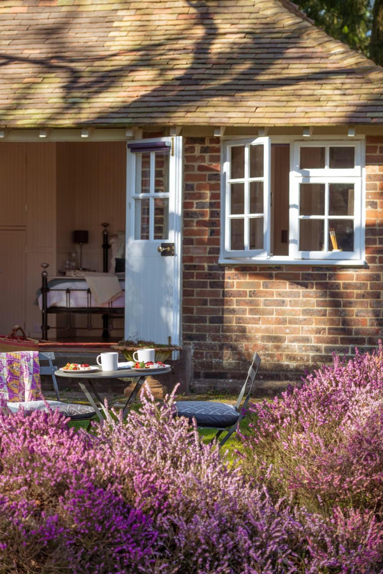 Old Mill Lodge By Huluki Sussex Stays Hurstpierpoint Bagian luar foto