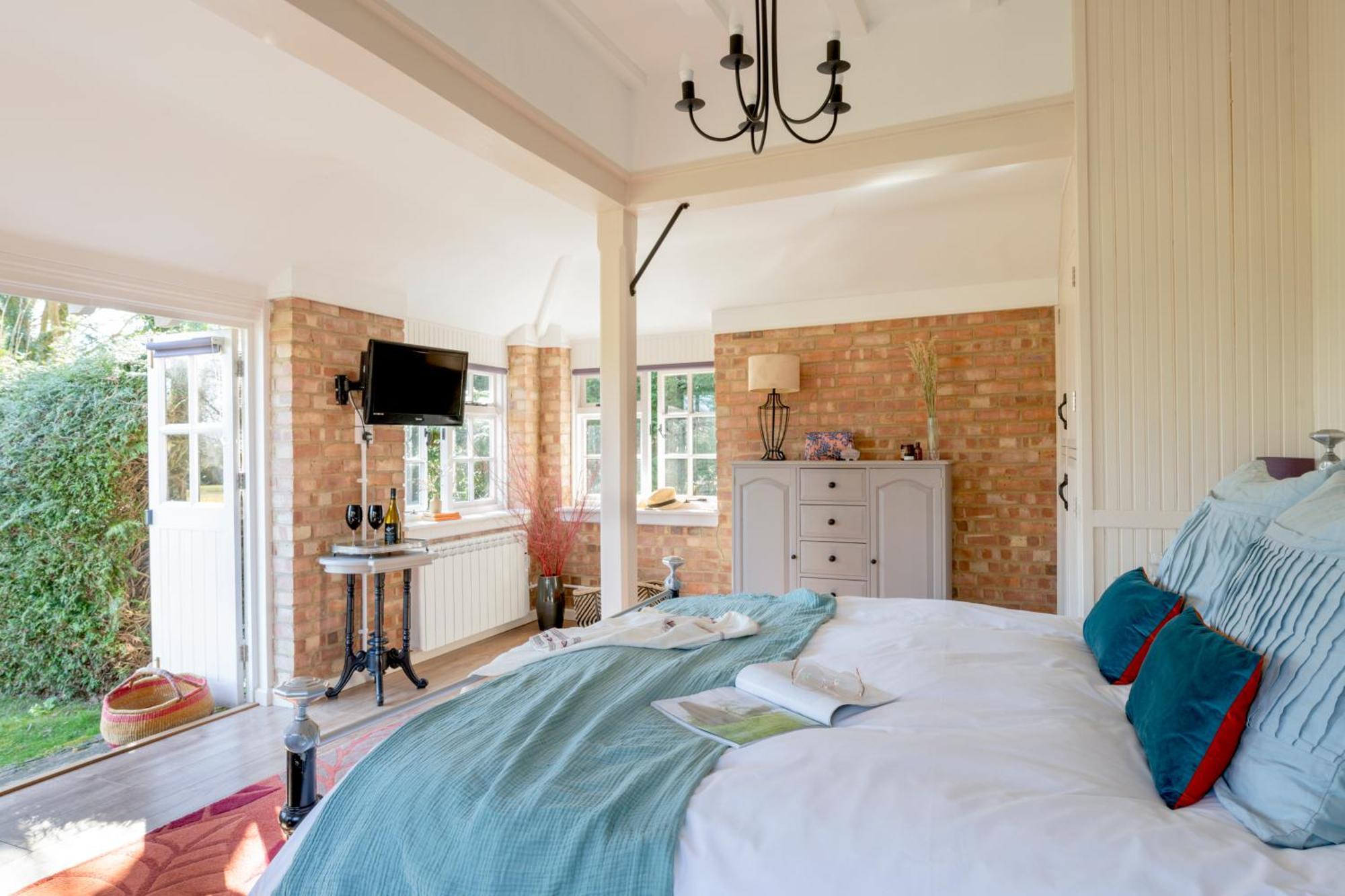 Old Mill Lodge By Huluki Sussex Stays Hurstpierpoint Bagian luar foto