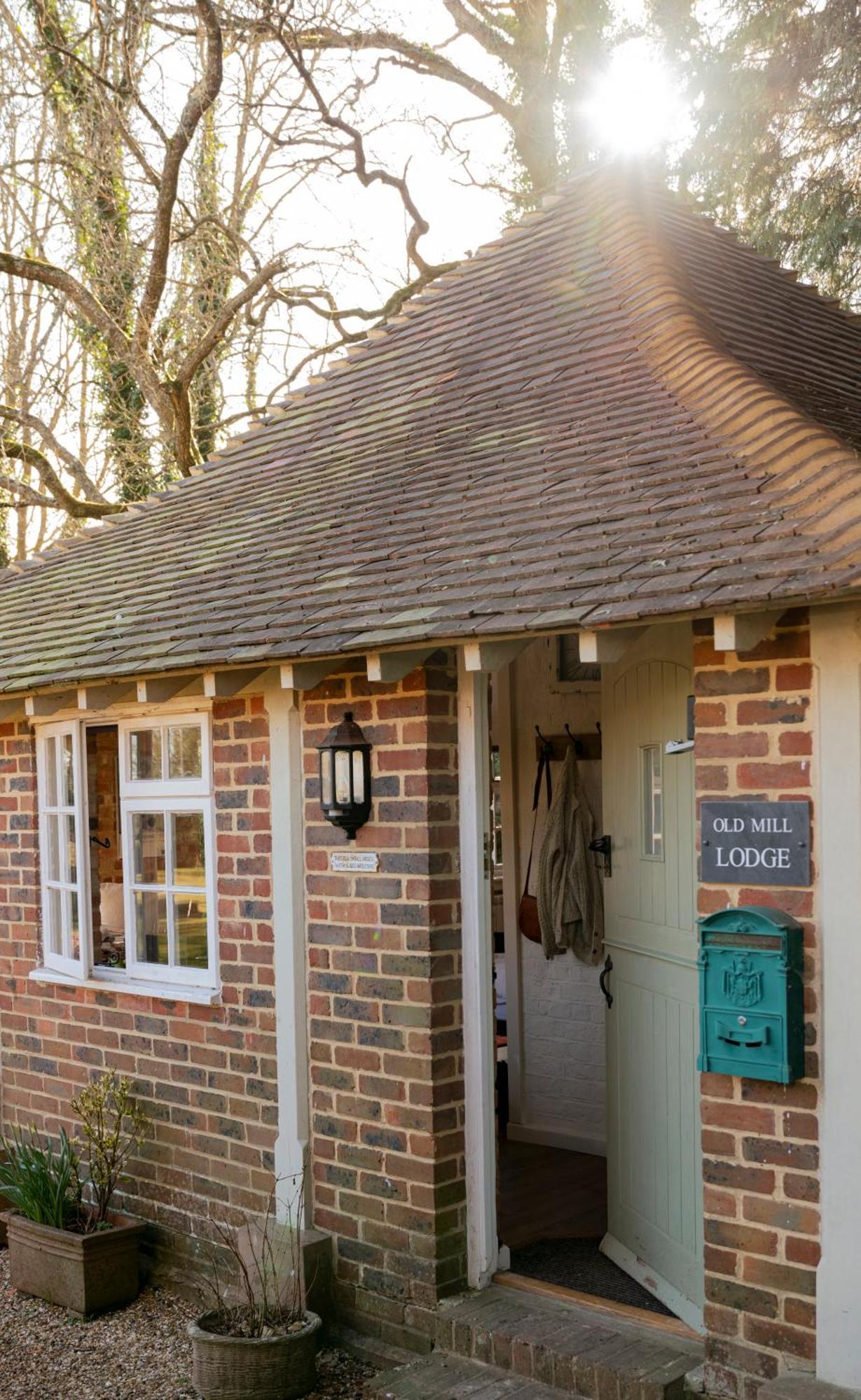 Old Mill Lodge By Huluki Sussex Stays Hurstpierpoint Bagian luar foto