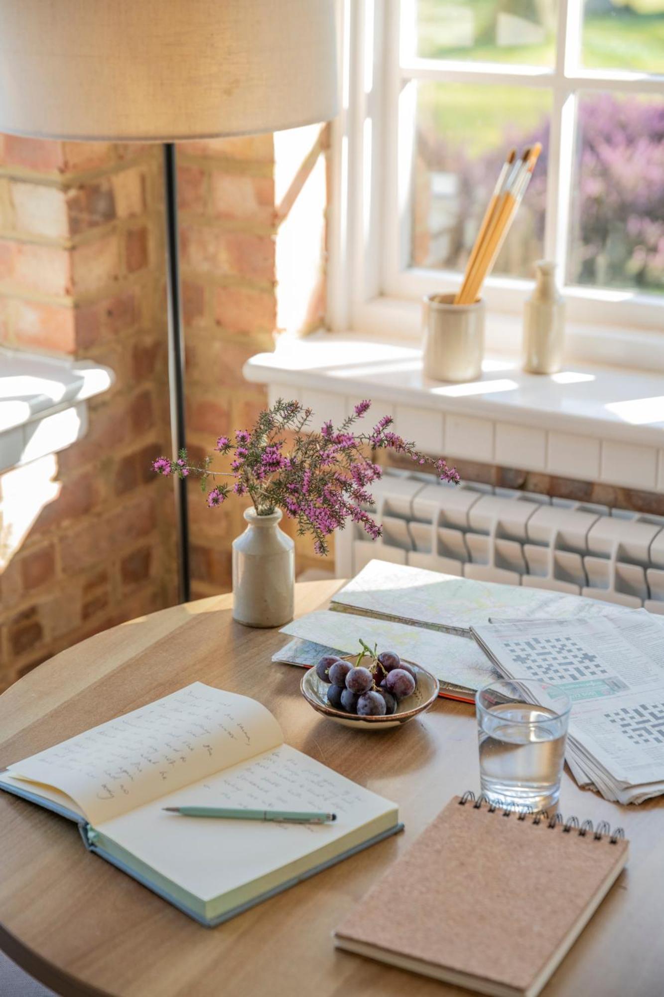 Old Mill Lodge By Huluki Sussex Stays Hurstpierpoint Bagian luar foto