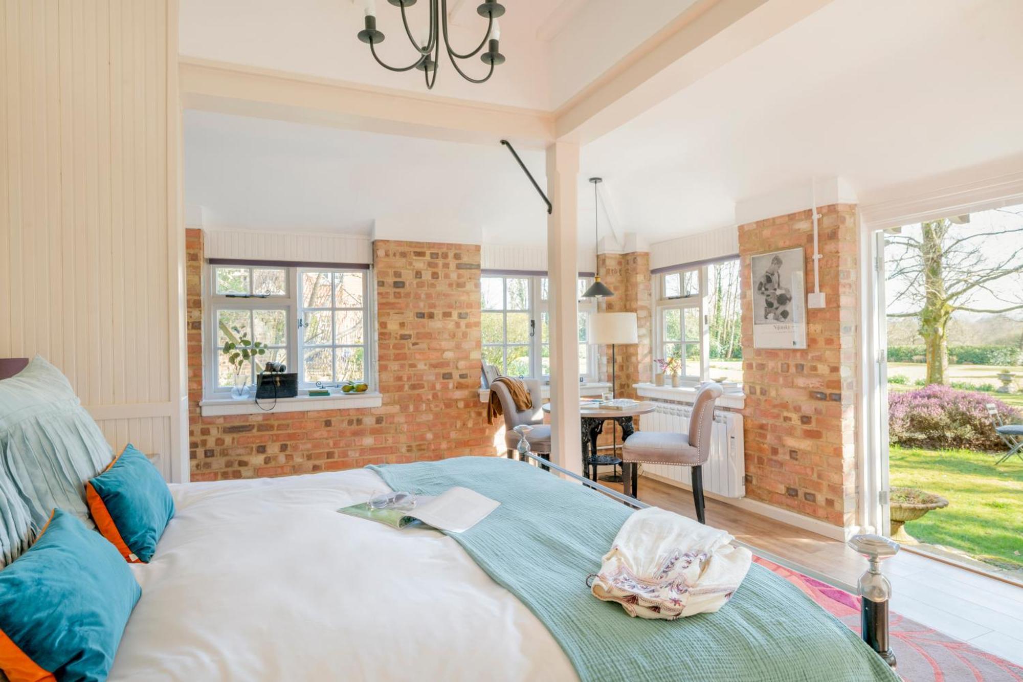 Old Mill Lodge By Huluki Sussex Stays Hurstpierpoint Bagian luar foto