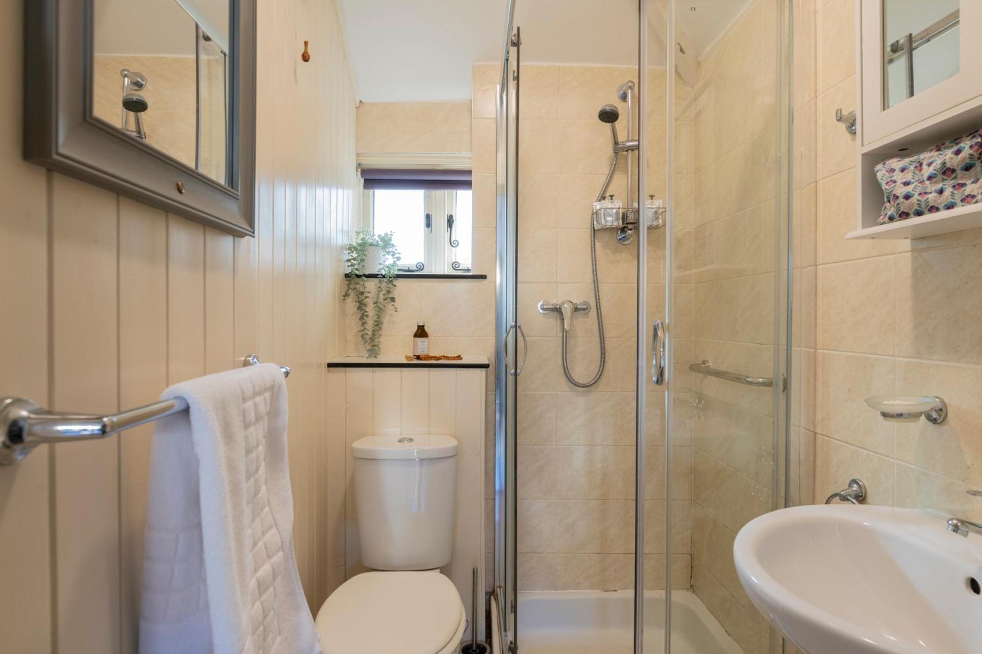 Old Mill Lodge By Huluki Sussex Stays Hurstpierpoint Bagian luar foto